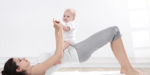 maman et bébé font du sport