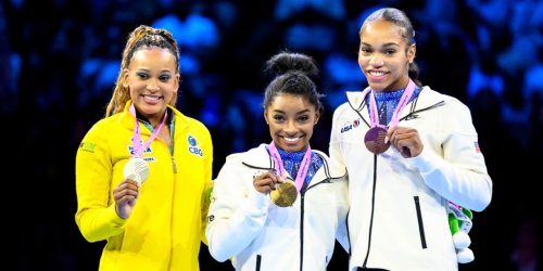 Simone Biles devient la gymnaste la plus titrée de l’histoire devant un podium 100% noir