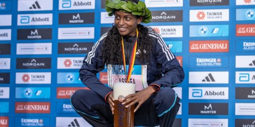 L’athlète éthiopienne Tigst Assefa bat le record du monde féminin du marathon, une victoire historique
