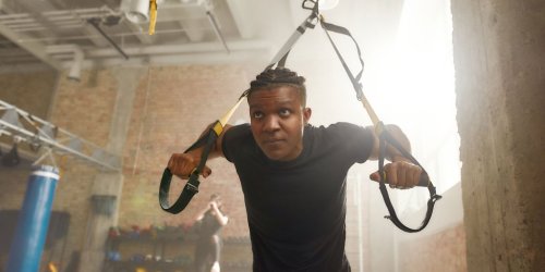 Adolescent musculation salle de sport
